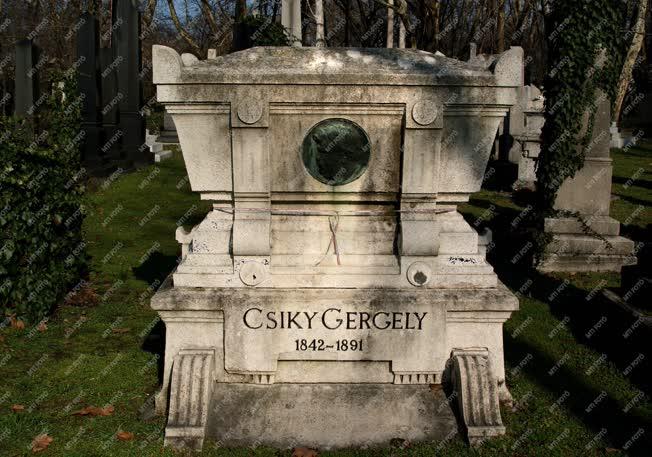 Temető - Csiky Gergely sírja a Fiumei úti Nemzeti Sírkertben