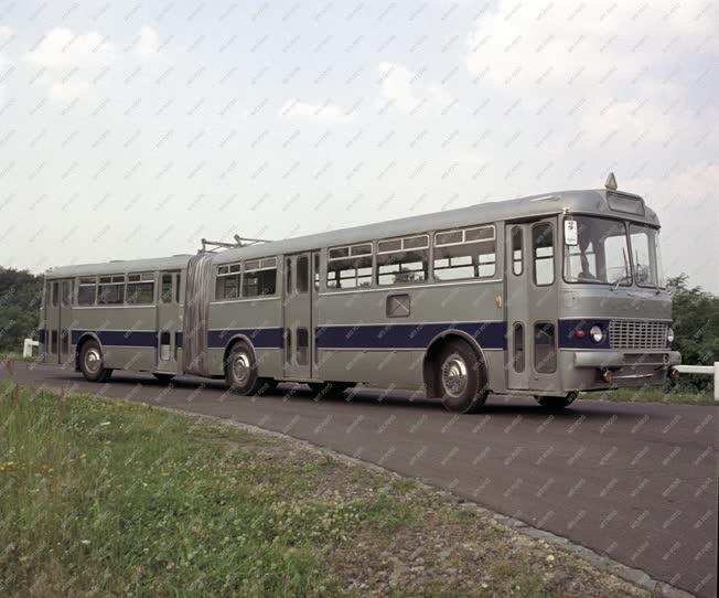 Közlekedés - Ikarus 180 elővárosi-városi csuklós busz