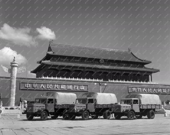 Külgazdasági kapcsolat - Járműipar - Magyar teherautók Pekingben