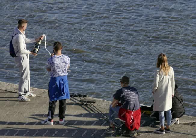  Városkép - Szabadidő - Fiatalok szórakoznak a budapesti Duna-parton