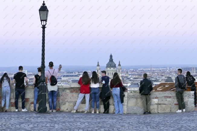 Idegenforgalom - Budapest - Fiatal turisták a Budai Várban