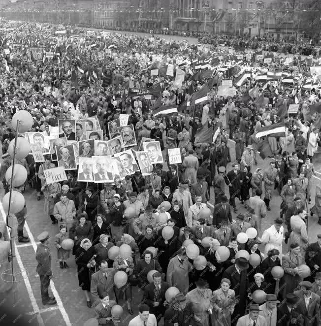 Ünnep - 1956. május 1-ei felvonulás a Dózsa György úton