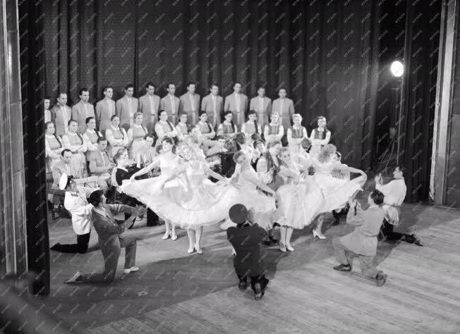 Kultúra - Külkapcsolat - A belorusz táncegyüttes föllépése