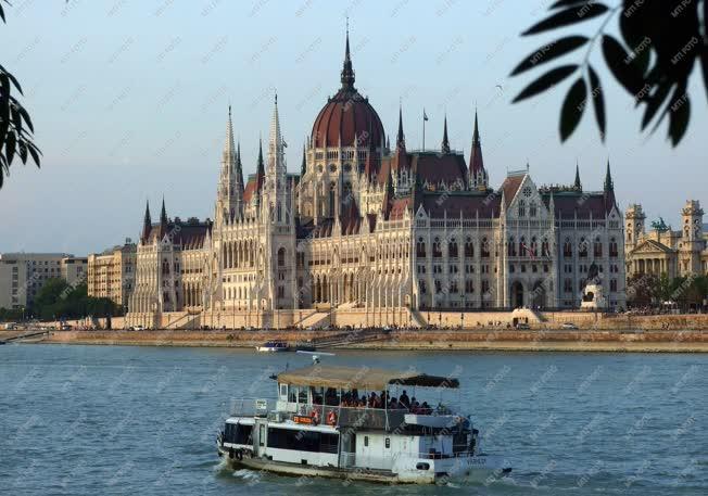 Közlekedés - Budapest - A BKK utaszállító kishajója 