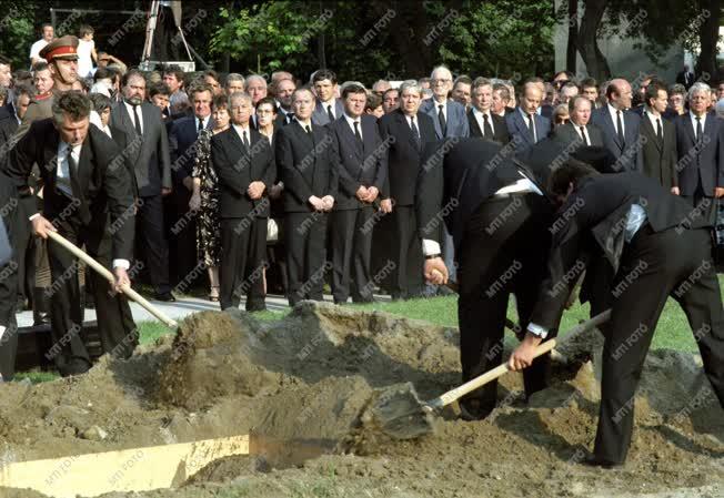 Belpolitika - Kádár János temetése