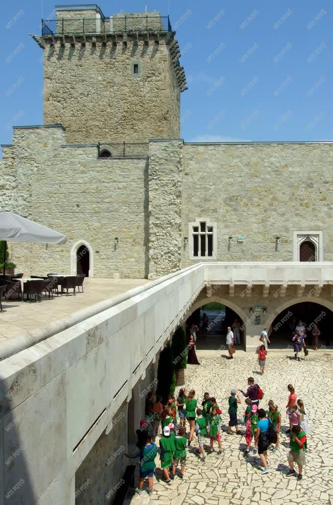 Turizmus - Miskolc - Táborozó gyermekek a Diósgyőri várban