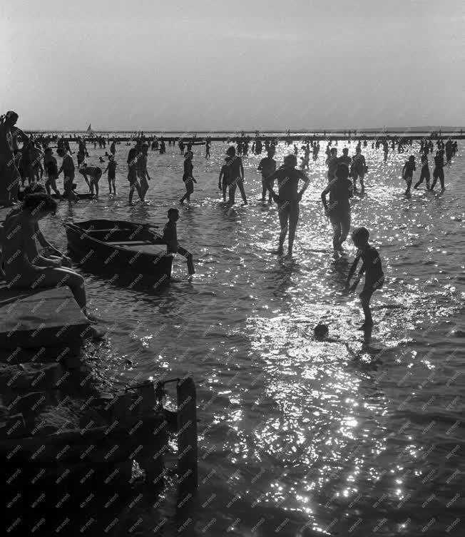 Szabadidő - Fürdőzők a Velencei tónál
