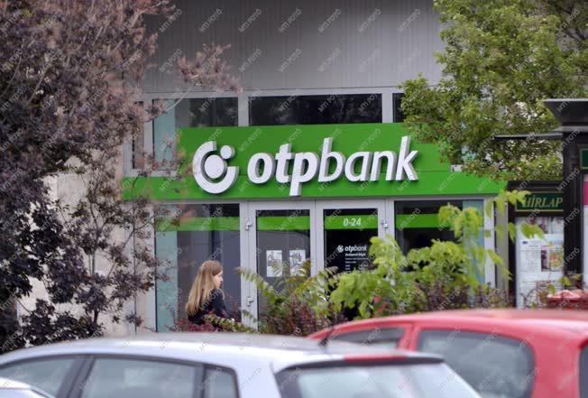 Pénzintézet - Budapest - OTP bank fiókja Kőbányán