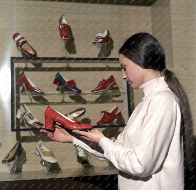 Ipar - Kereskedelem - A cipőgyár bemutatótermében
