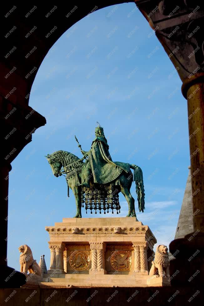 Köztéri szobor - Budapest - Szent István a Halászbástyánál