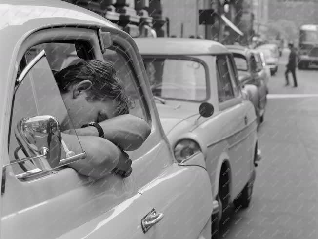 Városkép-életkép - Alvó sofőr a pesti utcán