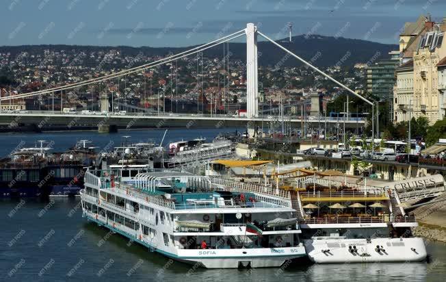 Idegenforgalom - Budapest - Külföldi hotelhajók az Erzsébet hídnál