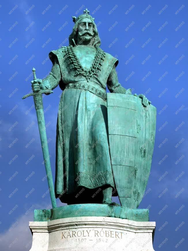 Köztéri szobor - Budapest - Károly Róbert király a Hősök terén