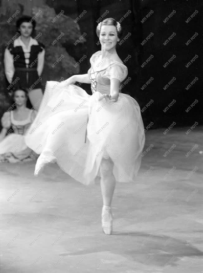 Orosz Adél balettművész