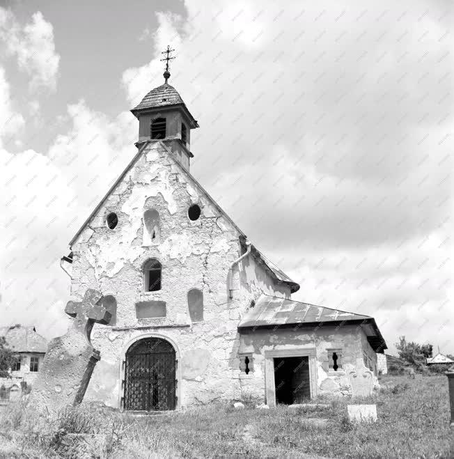 Egyház - Szent Rókus temetőkápolna Egerben 