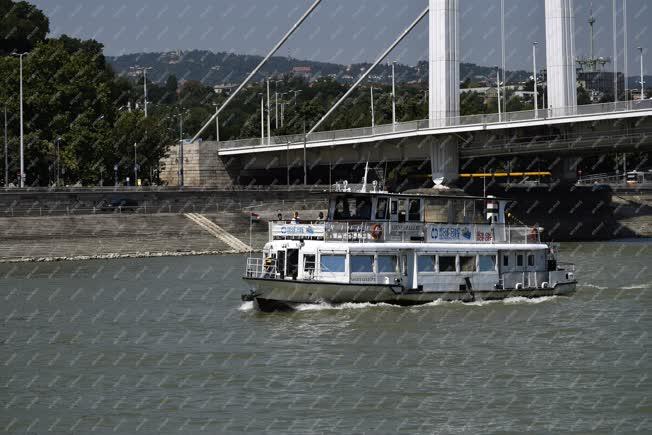 Vízi közlekedés - Budapest - Sétahajó