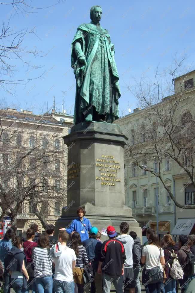 Idegenforgalom - Budapest - Turisták József nádor szobránál