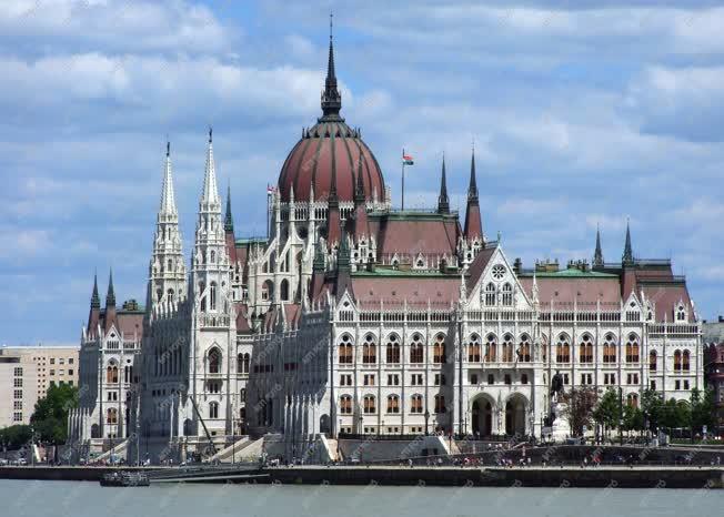Városkép - Budapest - A Parlament épülete a Dunával