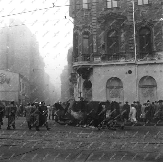 Ötvenhat emléke - Kilőtt szovjet páncélautó a Rákóczi úton