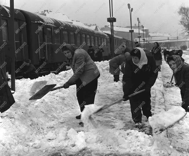 Városkép-életkép - Közlekedés - Tél a Déli pályaudvaron