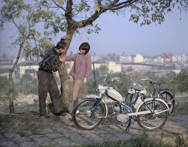 Közlekedés - Járműipar - KOMAR moped