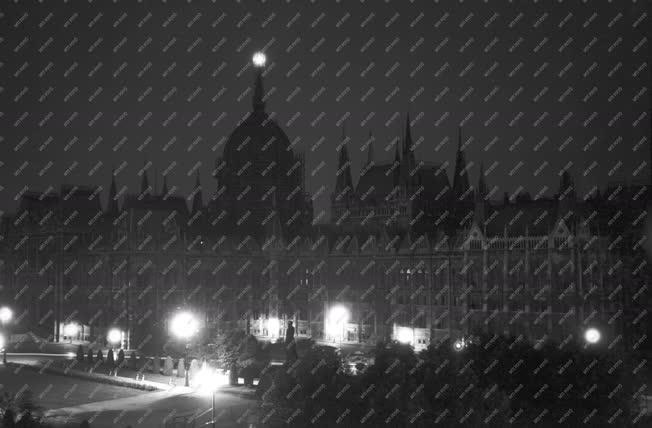 Városkép - Parlament - Újra világít a vörös csillag