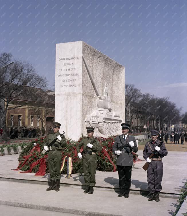 Belpolitika - Debrecen - Tankcsata-emlékmű avatása