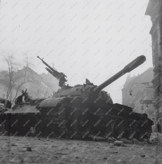 Ötvenhat emléke - Kilőtt szovjet harckocsi