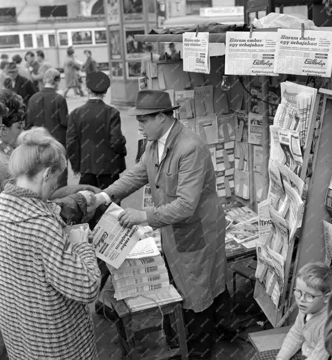 Űrkutatás - Sajtó - A Voszhod az első többszemélyes szovjet űrhajó fellövése 