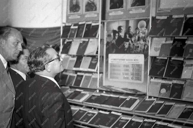 Kultúra - Szovjet könyvkiállítás