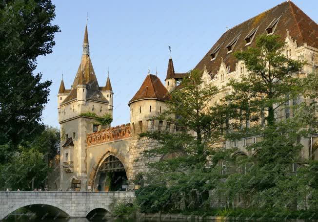 Városkép - Budapest - A Vajdahunyad vár két épületrésze