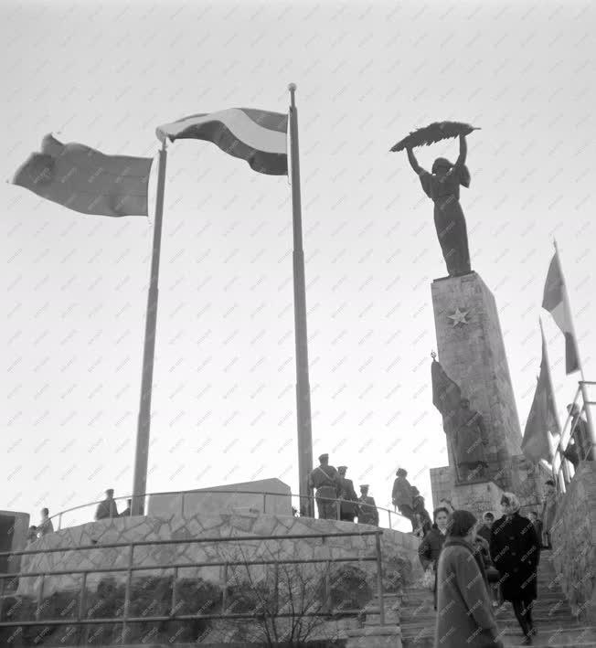 Ünnep - Belpolitika - Zászlófelvonás a Gellért-hegyi Felszabadulási emlékműnél