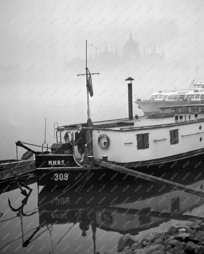 Kikötő - Ködös októberi reggel a Duna-parton