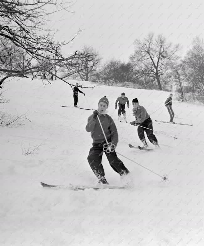 Életkép - Sport - Síelők a Szabadság-hegyen