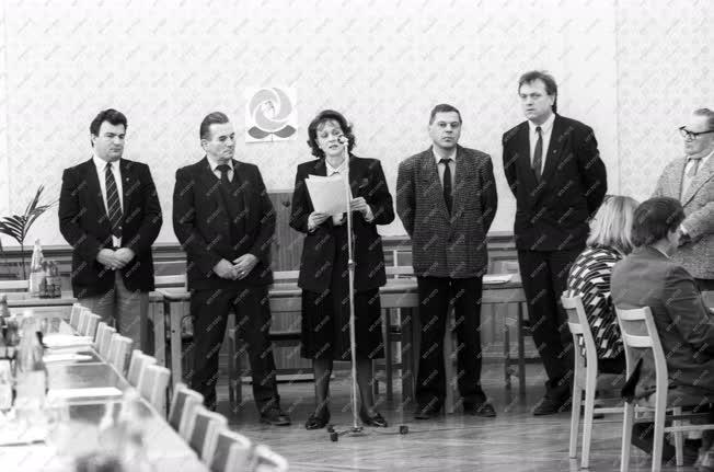 Belpolitika - Az MSZDP ünnepsége újraalakulásuk első évfordulóján