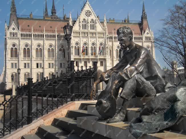 Köztéri szobor - Budapest - József Attila szobra a Dunánál