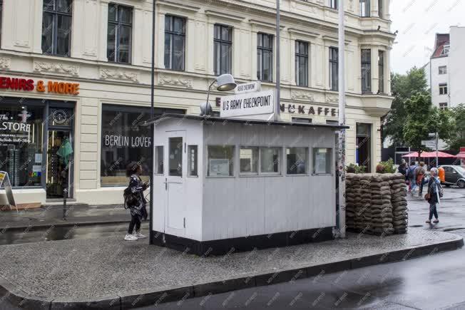 Történelmi helyszín - Berlin - A Checkpoint Charlie határátkelő