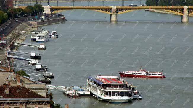Városkép - Vízi közlekedés - Dunai hajókikötők