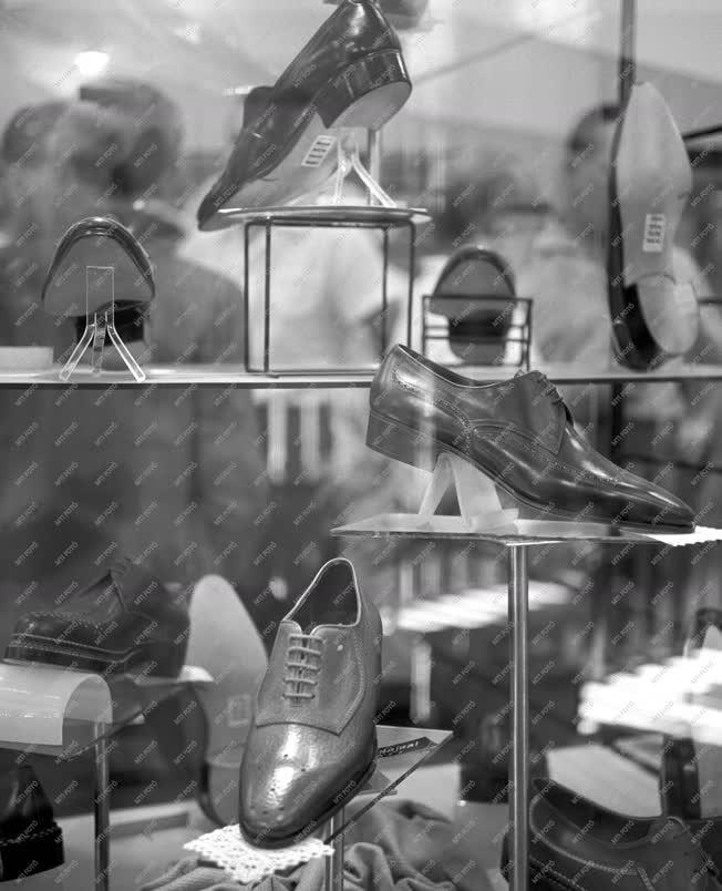 Divat - Az 1963. évi cipőmodellek kiállítása