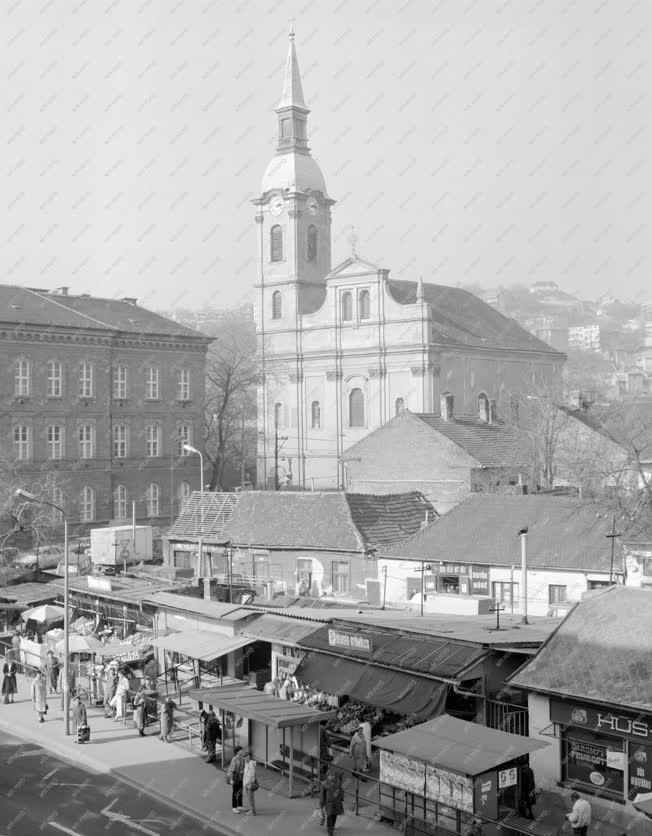 Városkép - A Bécsi út az újlaki templommal