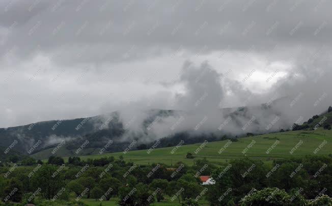 Tájkép - Torockó - A felhőjárta Székelykő 