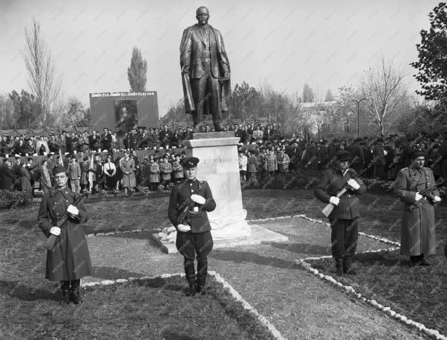 Évforduló - Ünnepség a Lenin-szobornál Cegléden
