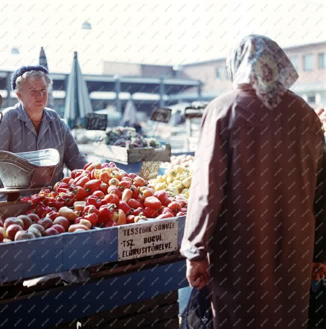 Kiskereskedelem - Piaci zöldségárus