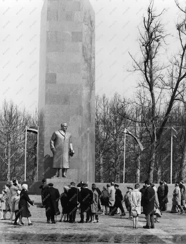 Ünnep - Koszorúzás a Lenin szobornál