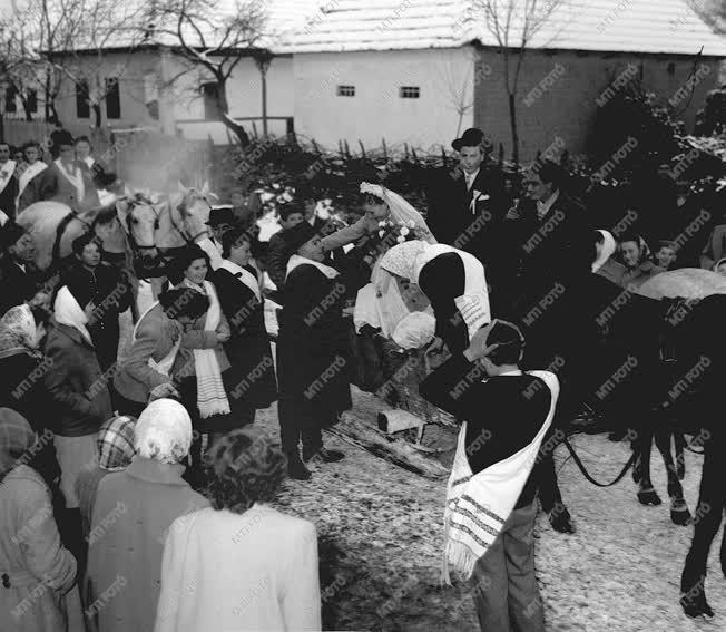 A szerző válogatása - Farsangi lakodalmas játék