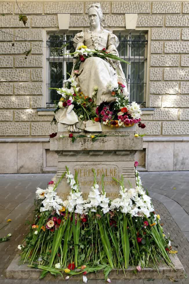 Köztéri szobor - Budapest - Veres Pálné virágos szobra