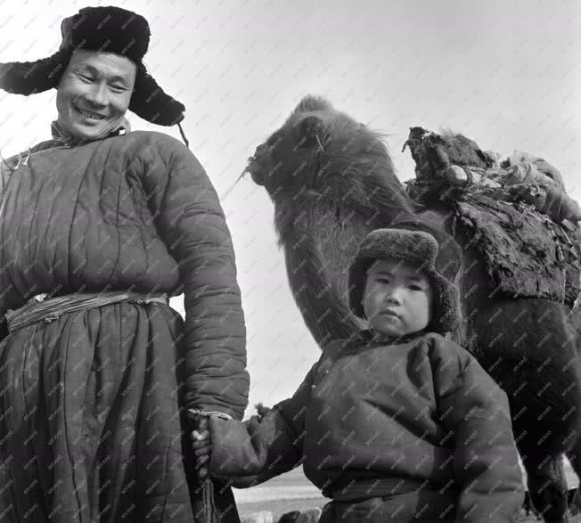 Életkép - Mongól apa gyermekével