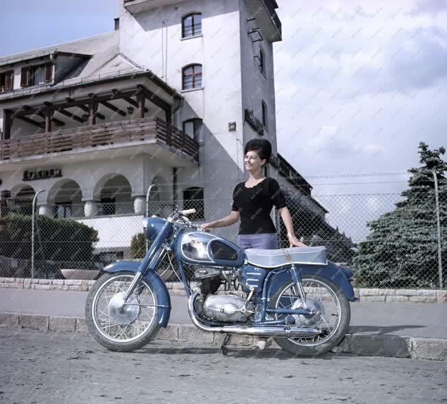 Közlekedés - Reklám - Pannónia motorkerékpár