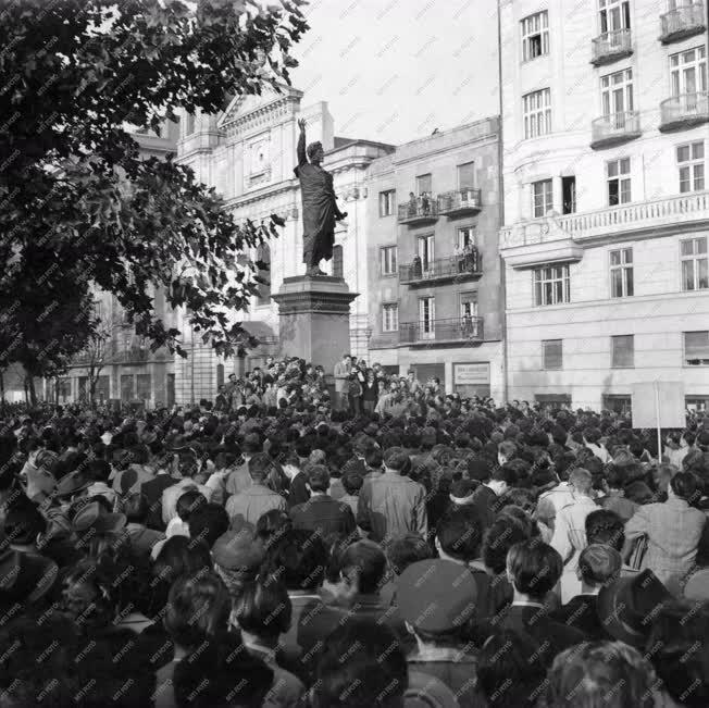 Belpolitika - '56-os forradalom - Sinkovits a Petőfi-szobornál