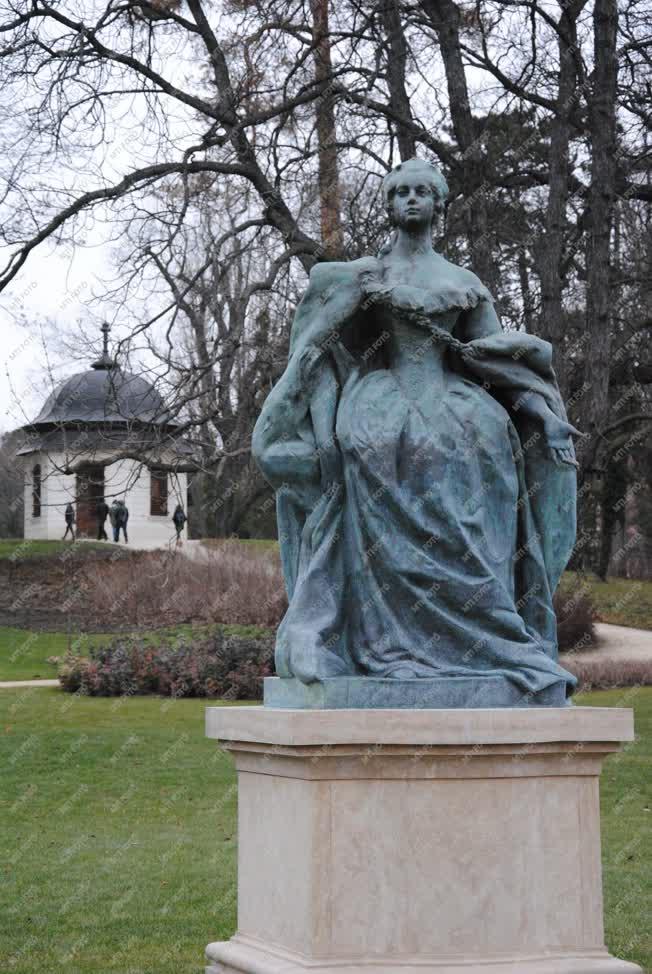 Műalkotás - Mária Terézia szobra Gödöllőn